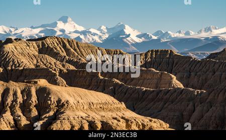 Paysage autour de la vallée de Sutlej près du Royaume de Guge avec l'Himalaya en arrière-plan ; Tsaparang, Zanda, région autonome tibétaine, Tibet Banque D'Images