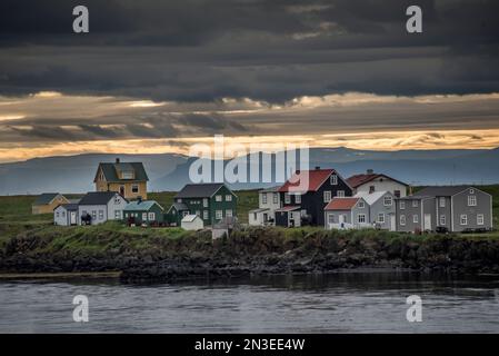 Maisons en bois colorées le long du rivage sur l'île Flatey, une partie d'une grappe d'une quarantaine de grandes et petites îles et îlots situés à Breiðaf... Banque D'Images