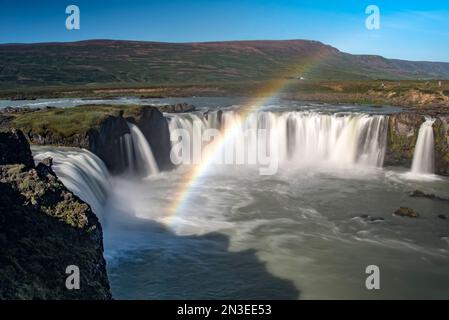 Vue imprenable sur la cascade de Goðafoss avec un arc-en-ciel. Godafoss est une cascade dans le nord de l'Islande à environ 45 minutes d'Akureyri, la deuxième... Banque D'Images