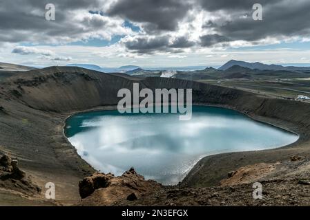 Eaux turquoises du lac de Viti dans le cratère de Viti de Krafla. Krafla est une caldeira volcanique d'environ 10 km de diamètre avec une zone de fissure de 90 km de long.... Banque D'Images