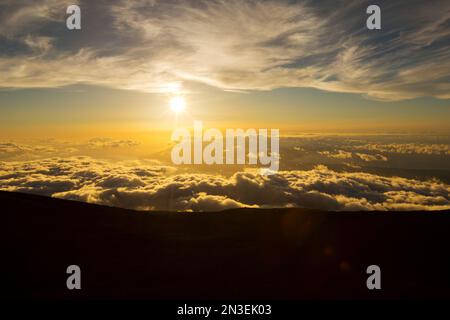 Coucher de soleil vu du haut de Haleakala ; Maui, Hawaï, États-Unis d'Amérique Banque D'Images