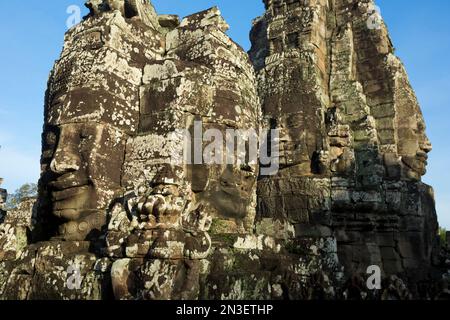 Vue rapprochée de la pierre, visages sculptés sur le temple du Bayon à Angkor Thom ; Parc archéologique d'Angkor Wat, Siem Reap, Cambodge Banque D'Images