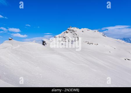 Skieurs au sommet de Passo Fedaia Marmolada en regardant la pente blanche et enneigée de l'Alto Agordino dans le quartier de Belluno dans la région de Vénétie... Banque D'Images