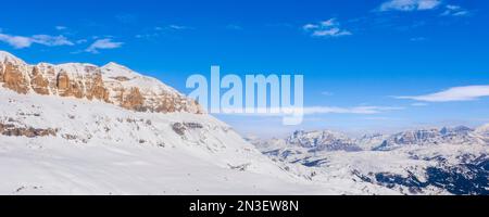 Vue sur les sommets enneigés des montagnes et le ciel bleu du groupe Sella à Val di Fasso près de la station de ski Canazei dans le district de trente Banque D'Images