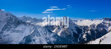 Aperçu des sommets enneigés et du ciel bleu du domaine skiable de Ciampac dans le Val di Fasso près de la station de ski Canazei dans le trente dis... Banque D'Images
