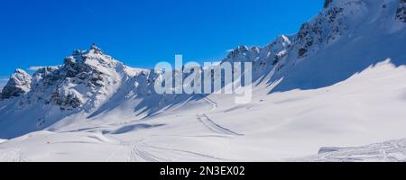 Aperçu des pistes de ski enneigées et des sommets enneigés du groupe Sella dans le Val di Fasso près de la station de ski Canazei dans le trente ... Banque D'Images