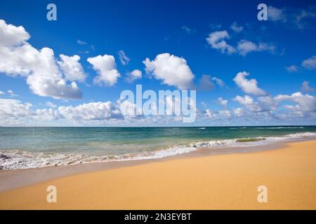 Surf, sable et ciel bleu à Baldwin Beach sur la rive nord de Maui près de Paia; Maui, Hawaii, États-Unis d'Amérique Banque D'Images