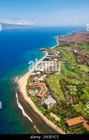 Vue aérienne des hôtels le long de la plage de Kaanapali avec le parcours de golf de Kaanapali sur la droite ; Kaanapali, Maui, Hawaï, États-Unis d'Amérique Banque D'Images