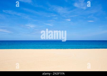 Vue depuis l'eau de la plage de Hulopo'e dans la baie de Manele ; Lanai, Hawaï, États-Unis d'Amérique Banque D'Images