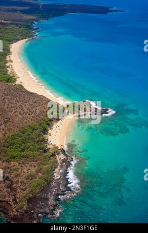 Aérien de deux des célèbres plages de Maui, Little Beach (pu'u Ola'i) vêtements facultatifs plage et Big Beach, également connu sous le nom de Makena Beach ou par son Hawai... Banque D'Images