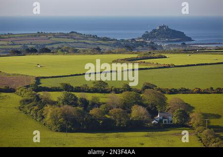 Green Farland et vue sur le mont St Michael's vu de la colline de Tringverm près de St Ives; Cornwall, Angleterre, Grande-Bretagne Banque D'Images