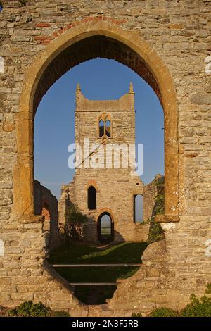 Une vue tôt le matin des ruines de l'église Saint-Michel sur Burrow Mump, un hilack artificiel à Burrowbridge, sur les niveaux Somerset, près de Lang... Banque D'Images