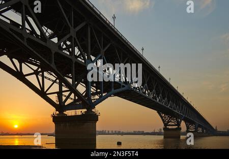 Le pont du Yangtze, traversant le fleuve Yangtze à Nanjing, Chine ; Nanjing, province du Jiangsu, Chine Banque D'Images