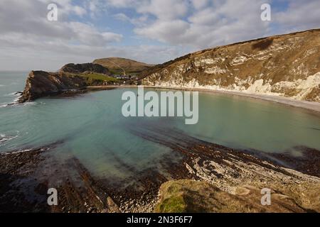 Eaux turquoises à Lulworth Cove avec ses falaises de craie surplombant l'océan Atlantique sur le site classé au patrimoine mondial de la côte Jurassique Banque D'Images