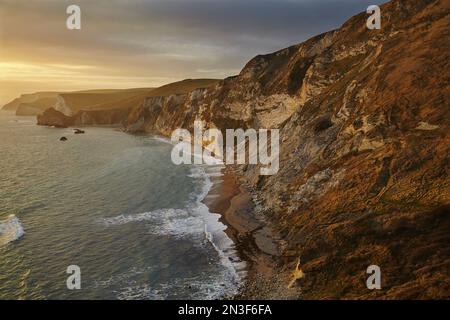 Falaises de craie autour de la porte de Durdle surplombant l'océan Atlantique sur le site classé au patrimoine mondial de la côte jurassique ; Dorset, Angleterre, Grande-Bretagne Banque D'Images