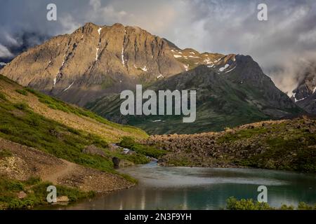 Coucher de soleil sur les montagnes Chugach dans le parc national de Chugach, Alaska, États-Unis; Alaska, États-Unis d'Amérique Banque D'Images