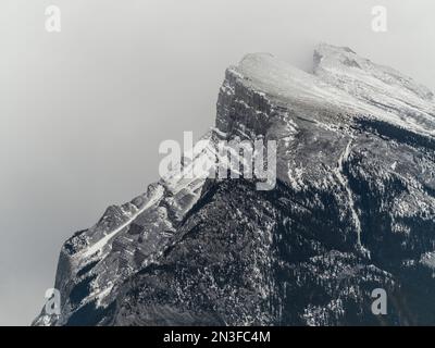 Beauté des Rocheuses canadiennes accidentées, Mont Rundle, parc national Banff; District d'amélioration no 9, Alberta, Canada Banque D'Images