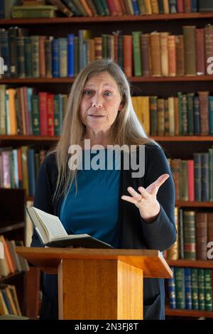 Portrait d'une femme mature qui lit sur un podium; Ottawa, Ontario, Canada Banque D'Images