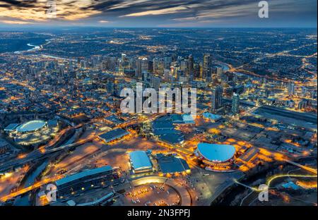 Vue aérienne en soirée du centre-ville de Calgary, Alberta, Canada ; Calgary, Alberta, Canada Banque D'Images