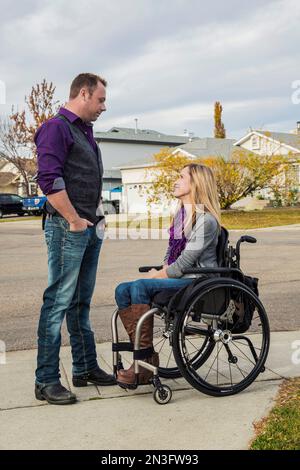 Son mari et sa femme handicapés passent du temps de qualité ensemble à l'extérieur ; Spruce Grove, Alberta, Canada Banque D'Images