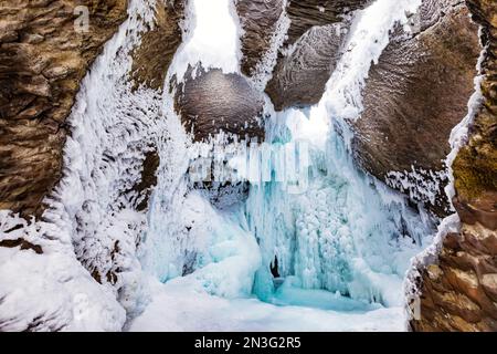 Cascade gelée et piscine au canyon Johnston pendant l'hiver dans le parc national Banff ; Alberta, Canada Banque D'Images