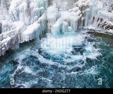 Cascade gelée et piscine au canyon Johnston pendant l'hiver dans le parc national Banff ; Alberta, Canada Banque D'Images