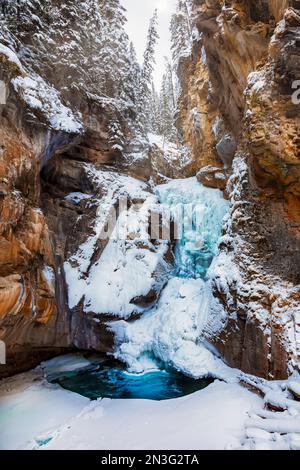 Cascade gelée et piscine au canyon Johnston pendant l'hiver dans le parc national Banff ; Alberta, Canada Banque D'Images