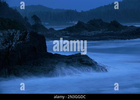 La nuit tombe sur une côte rocheuse de l'île de Vancouver, C.-B., Canada; l'île de Vancouver, Colombie-Britannique, Canada Banque D'Images