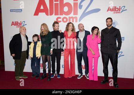 Paris, France. 6th févr. 2023. Gerard Jugnot, T. le blanc, Arielle Dombasle, Philippe Lacheau, Elodie Fontan, Julien Arruti, Reem Kherici, Tarek Boudali Banque D'Images
