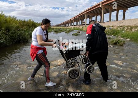 Juarez, Mexique 10-21-2022: Les migrants vénézuéliens traversent le Rio Grande, la frontière naturelle entre le Mexique et les États-Unis, que les familles cherchent à demander Banque D'Images