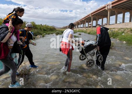 Juarez, Mexique 10-21-2022: Les migrants vénézuéliens traversent le Rio Grande, la frontière naturelle entre le Mexique et les États-Unis, que les familles cherchent à demander Banque D'Images