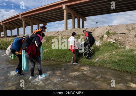 Juarez, Mexique 10-21-2022: Les migrants vénézuéliens traversent le Rio Grande, la frontière naturelle entre le Mexique et les États-Unis, que les familles cherchent à demander Banque D'Images