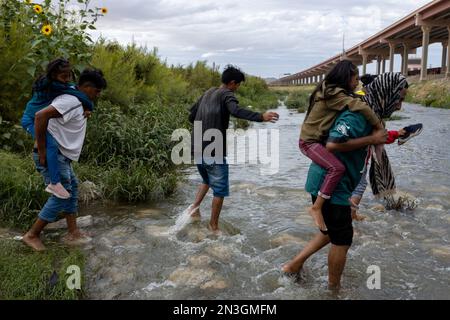 Juarez, Mexique 10-21-2022: Les migrants vénézuéliens traversent le Rio Grande, la frontière naturelle entre le Mexique et les États-Unis, que les familles cherchent à demander Banque D'Images