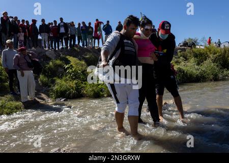 Juarez, Mexique 10-21-2022: Les migrants vénézuéliens traversent le Rio Grande, la frontière naturelle entre le Mexique et les États-Unis, que les familles cherchent à demander Banque D'Images