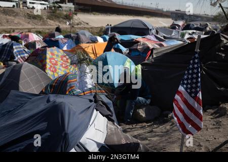 Juarez, Mexique 01-07-2022: Les migrants du Venezuela ont créé un camp de fortune pour attendre la fin du titre 42. Banque D'Images