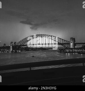 La foudre frappe derrière le pont du port de Sydney Banque D'Images