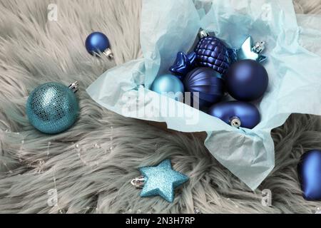 Superbes boules de Noël et boîte en fausse fourrure grise Banque D'Images