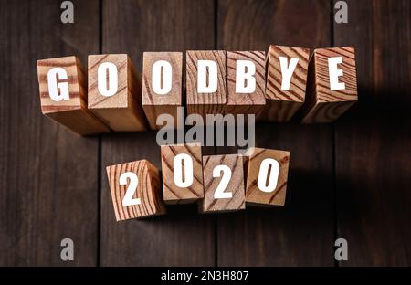 Blocs avec l'expression Au revoir 2020 sur table en bois, vue au-dessus Banque D'Images