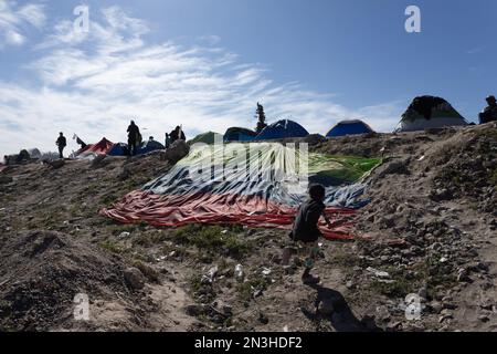 Juarez, Mexique 01-07-2022: Les migrants du Venezuela ont créé un camp de fortune pour attendre la fin du titre 42. Banque D'Images