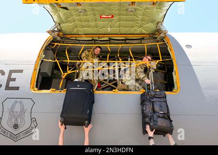 Perth, Australie occidentale, Australie. 26th janvier 2023. L'équipage de l'escadron de ravitaillement en carburant aérien 50th, base aérienne MacDill, charge des bagages sur un KC-135 Stratotanker à Perth, en Australie, en janvier. 27, 2023. Au cours de l'opération Vespucci, deux Stratotankers KC-135 se sont arrêtés en Australie alors qu'ils ont fait le tour de l'hémisphère Sud au cours d'une mission d'endurance sans précédent. Crédit : États-Unis Air Force/ZUMA Press Wire Service/ZUMAPRESS.com/Alamy Live News Banque D'Images