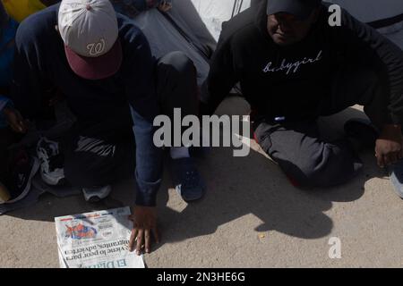 Juarez, Mexique 01-07-2022: Les migrants du Venezuela ont créé un camp de fortune pour attendre la fin du titre 42. Banque D'Images