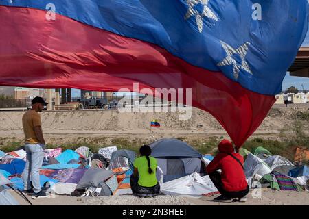 Juarez, Mexique 01-07-2022: Les migrants du Venezuela ont créé un camp de fortune pour attendre la fin du titre 42. Banque D'Images