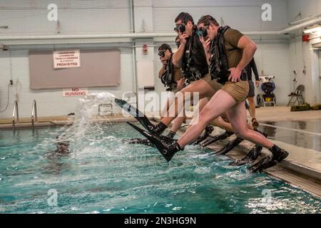 27 janvier 2023 - base conjointe Lewis-McChord, Washington, États-Unis - des bérets verts avec 1st groupes de forces spéciales (aéroportées) entrent dans l'eau pendant le cours d'évaluation maritime à la piscine Keeler sur la base conjointe Lewis-McChord, Washington. Janvier. 27. Le cours d'évaluation maritime est un cours préalable qui remet en question physiquement et mentalement les bérets verts et leur fournit les compétences nécessaires pour les rigueurs du cours de qualification de plongeur de combat. Crédit : États-Unis Armée/ZUMA Press Wire Service/ZUMAPRESS.com/Alamy Live News Banque D'Images