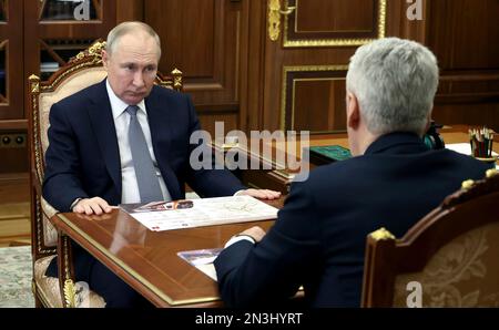 Moscou, Russie. 07th févr. 2023. Le président russe Vladimir Poutine organise une rencontre en face à face avec le maire de Moscou, Sergei Sobyanin, à droite, au Kremlin, à 7 février 2023, dans l'oblast de Moscou, en Russie. Credit: Mikhail Klimentyev/Kremlin Pool/Alamy Live News Banque D'Images