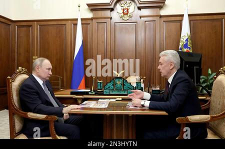 Moscou, Russie. 07th févr. 2023. Le président russe Vladimir Poutine organise une rencontre en face à face avec le maire de Moscou, Sergei Sobyanin, à droite, au Kremlin, à 7 février 2023, dans l'oblast de Moscou, en Russie. Credit: Mikhail Klimentyev/Kremlin Pool/Alamy Live News Banque D'Images