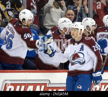 Pittsburgh, États-Unis. 07th févr. 2023. Colorado Avalanche Center Nathan MacKinnon (29) célèbre son but pendant la deuxième période contre les Penguins de Pittsburgh à la PPG Paints Arena à Pittsburgh mardi, 7 février 2023. Photo par Archie Carpenter/UPI crédit: UPI/Alay Live News Banque D'Images