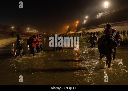 Juarez, Mexique, 12-11-2022: 1 400 migrants, principalement de Bolivie et du Nicaragua, traversent la frontière dans une caravane à Juárez pour se rendre à la patrouille frontalière Banque D'Images