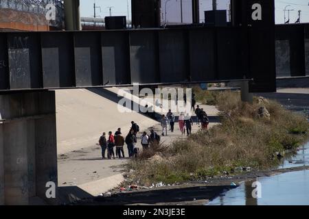 Des milliers de migrants d'Amérique latine attendent à la frontière sud des États-Unis pour la fin du titre 42, le gouverneur du Texas a ordonné la Na du Texas Banque D'Images