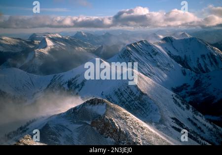 Vue aérienne des nuages et des pics dans le Rocky Mountain Front du Montana; Montana, États-Unis d'Amérique Banque D'Images