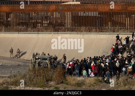 Des milliers de migrants d'Amérique latine attendent à la frontière sud des États-Unis pour la fin du titre 42, le gouverneur du Texas a ordonné la Na du Texas Banque D'Images